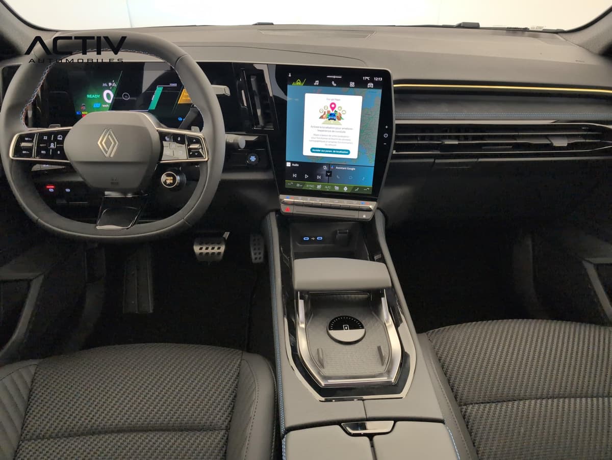 Renault Austral : planche de bord avec grand écran vertical, volant et console centrale