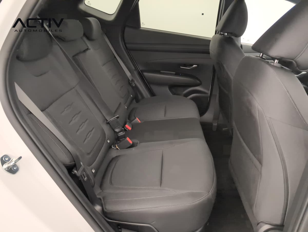 Hyundai Tucson : banquette arrière en tissu noir vue par la portière arrière ouverte