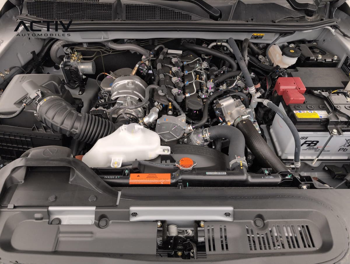 Isuzu D-MAX : compartiment moteur diesel propre, avec turbo, batterie et vase d'expansion