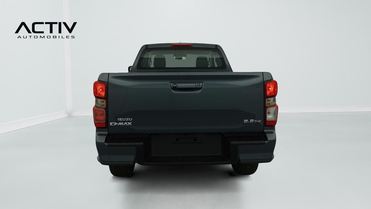 Isuzu D-MAX : face arrière avec hayon, feux rouges et pare-chocs noir