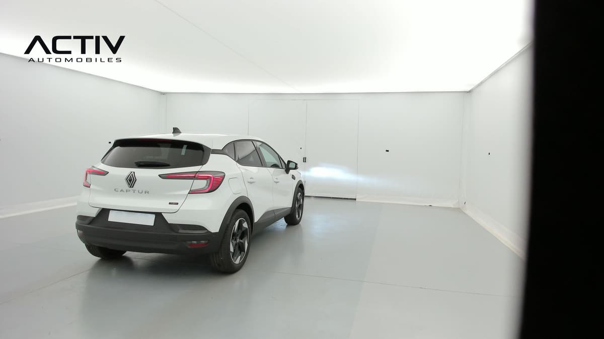 Renault Captur : vue arrière trois quarts gauche, blanche, avec jantes aluminium et feux arrière LED