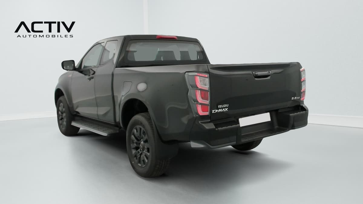 Isuzu D-MAX : pick-up vu de l'arrière trois quarts gauche avec jantes noires et marchepied latéral