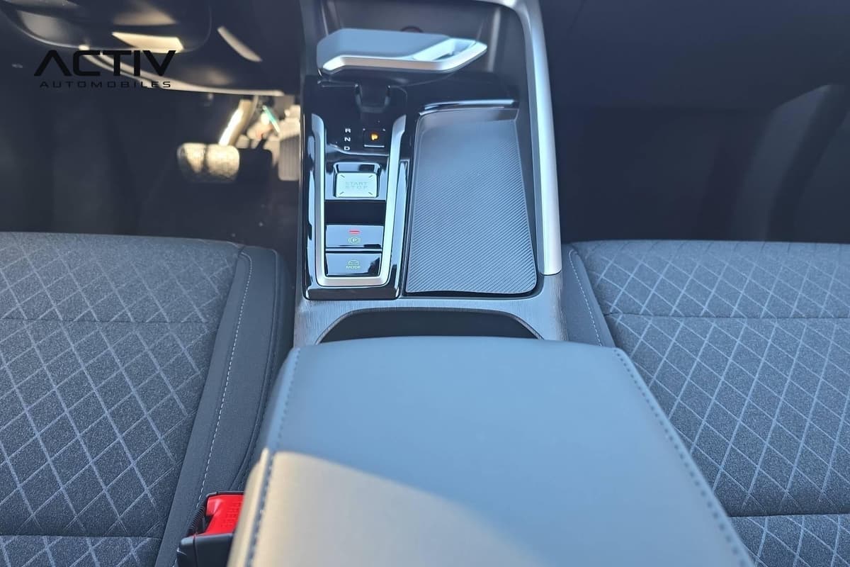 Mg ZS : console centrale avec sélecteur de vitesses, bouton start/stop et accoudoir central