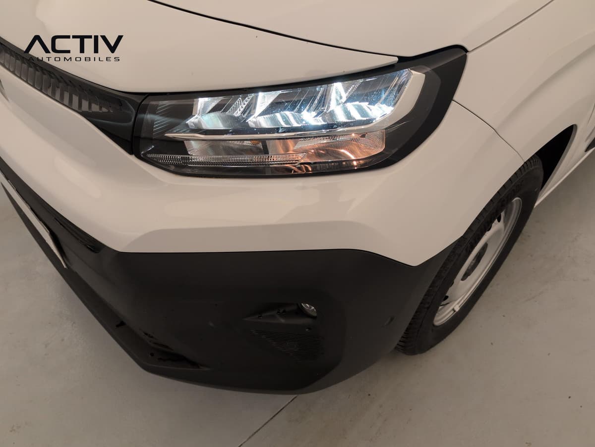 Citroën Berlingo Van : projecteur avant à LED allumé et pare-chocs noir, vue rapprochée