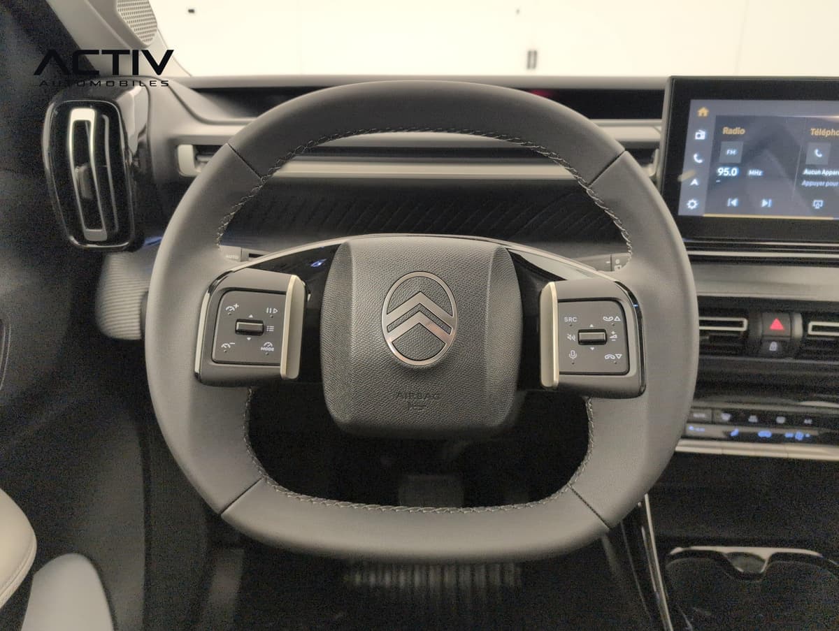 Citroën C3 Aircross : volant gainé avec commandes au volant, écran tactile et aérateur latéral