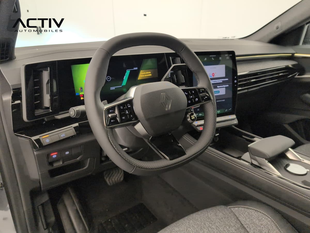 Renault Austral : poste de conduite avec volant, combiné numérique, écran central et console