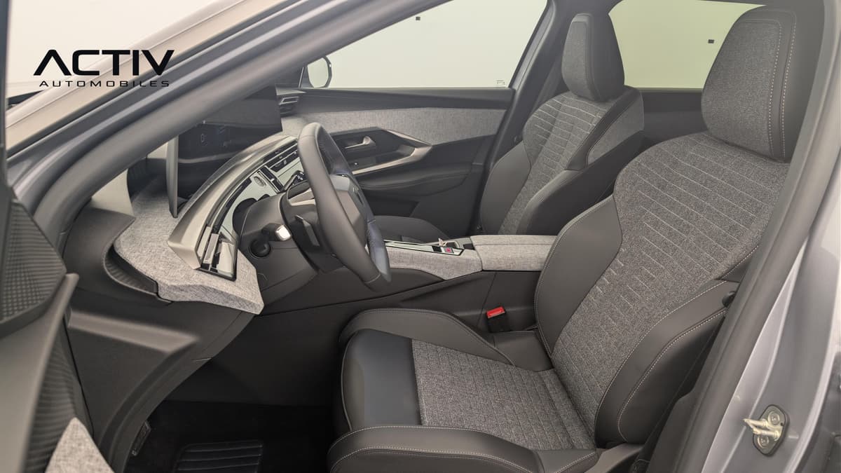 Peugeot 5008 : habitacle avant côté conducteur avec sièges en tissu chiné gris et volant