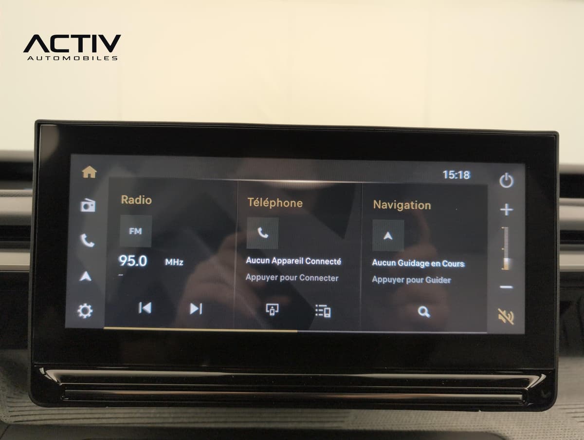 Citroën C3 Aircross : écran central tactile avec menus radio, téléphone et navigation