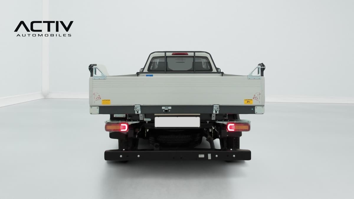 Isuzu D-MAX : face arrière avec plateau en aluminium, feux arrière et pare-chocs noir