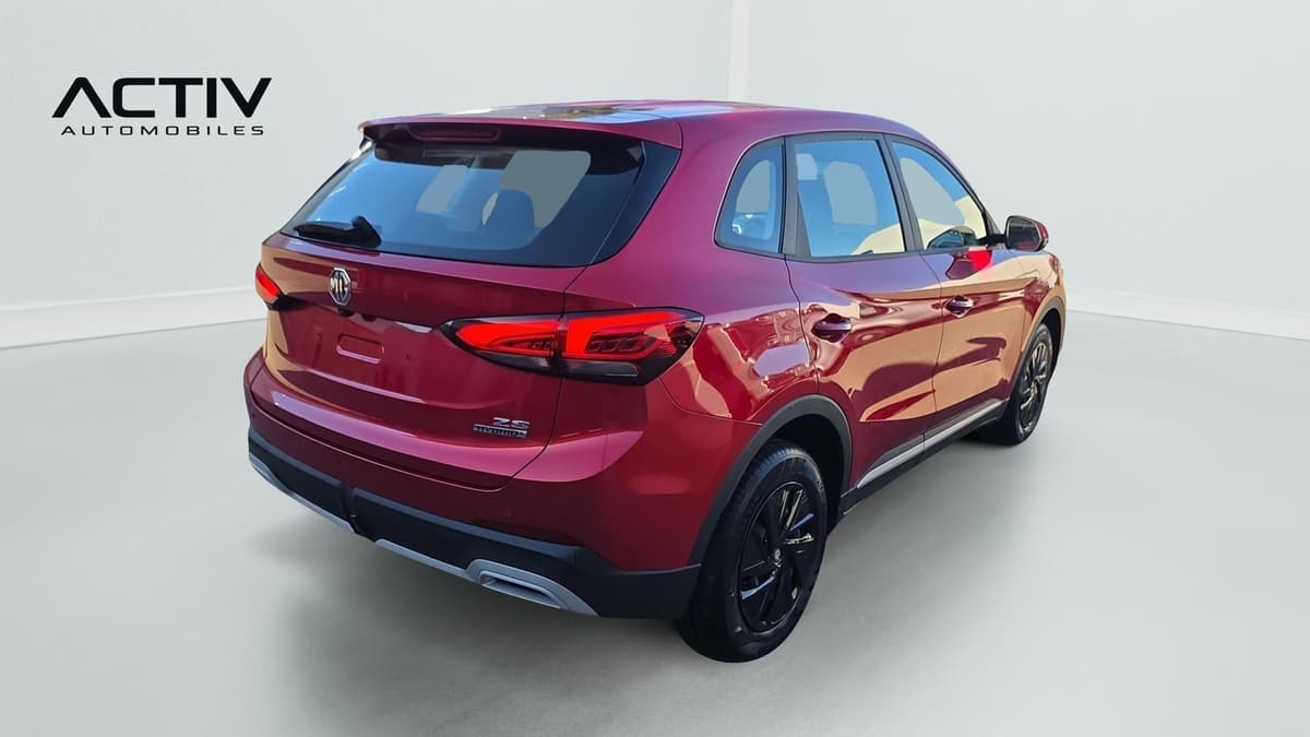 Mg ZS : vue arrière trois quarts droit d'un SUV rouge avec feux arrière à LED
