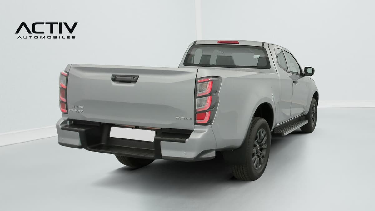 Isuzu D-MAX : arrière trois quarts droit du pick-up avec hayon, feux et marchepieds latéraux
