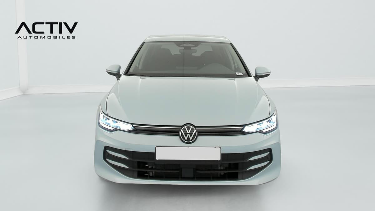 Volkswagen Golf 8 : face avant avec projecteurs allumés et calandre à bandeau chromé
