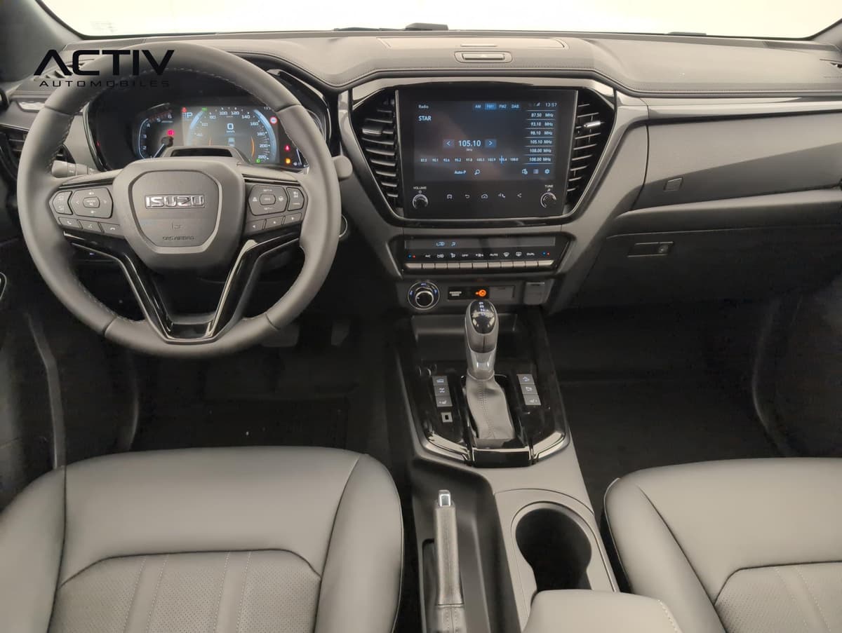 Isuzu D-MAX : planche de bord avec écran tactile, volant et levier de vitesses automatique