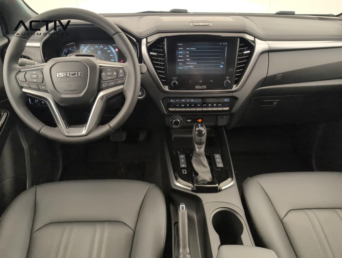 Isuzu D-MAX : planche de bord avec écran tactile, volant et levier de vitesses automatique