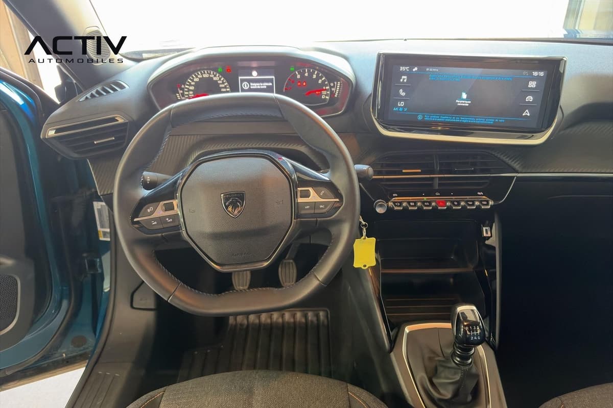 Peugeot 2008 : planche de bord avec petit volant, écran tactile et levier de vitesses manuel