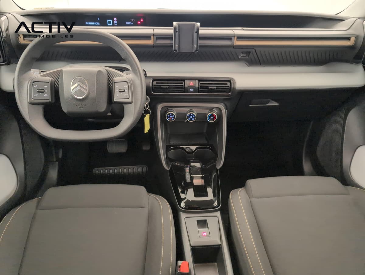 Citroën E-C3 Aircross : planche de bord vue d'ensemble avec volant, commandes de climatisation et sièges avant en tissu