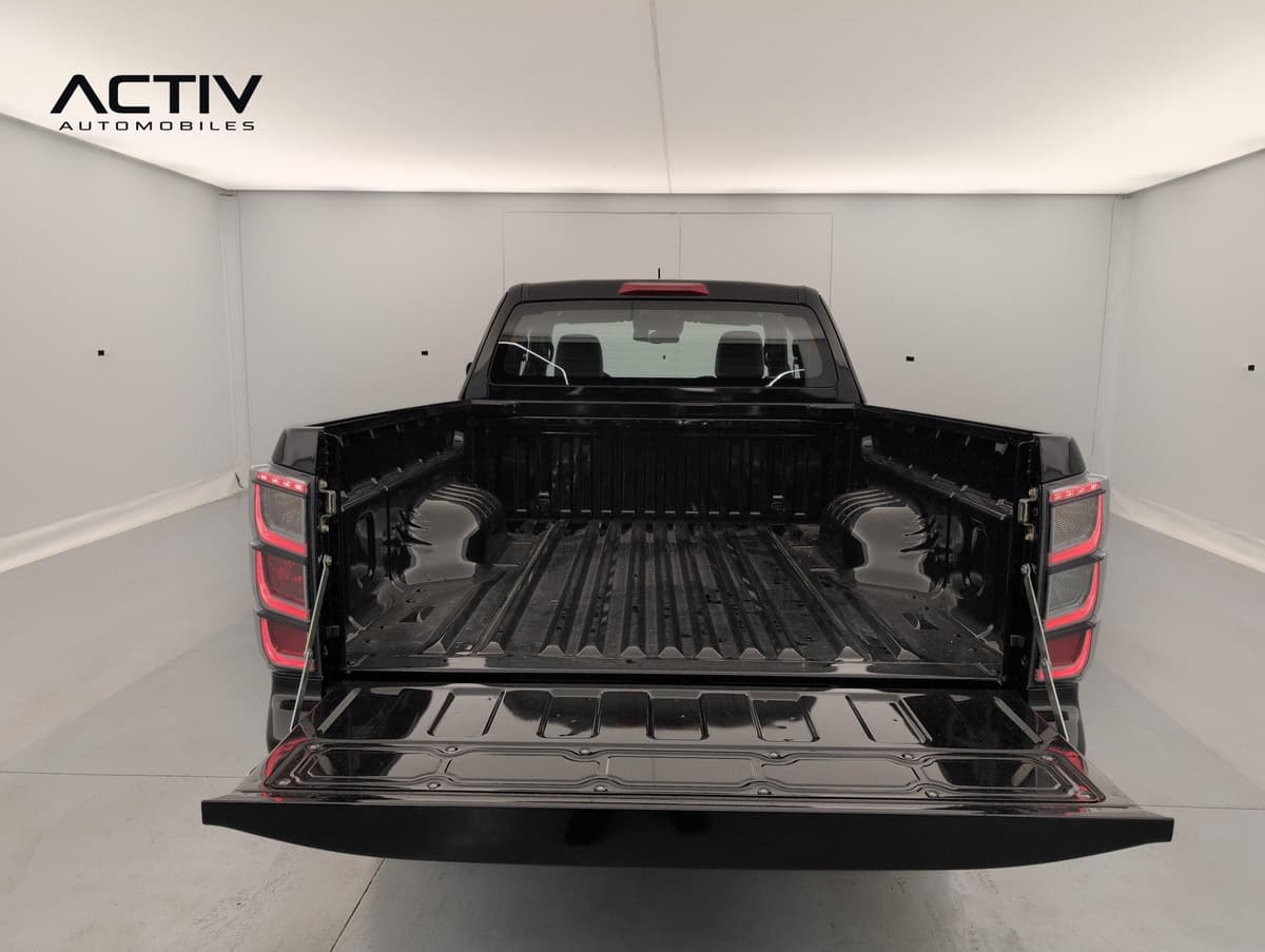 Isuzu D-MAX : plateau de pick-up noir avec hayon rabattu et feux arrière