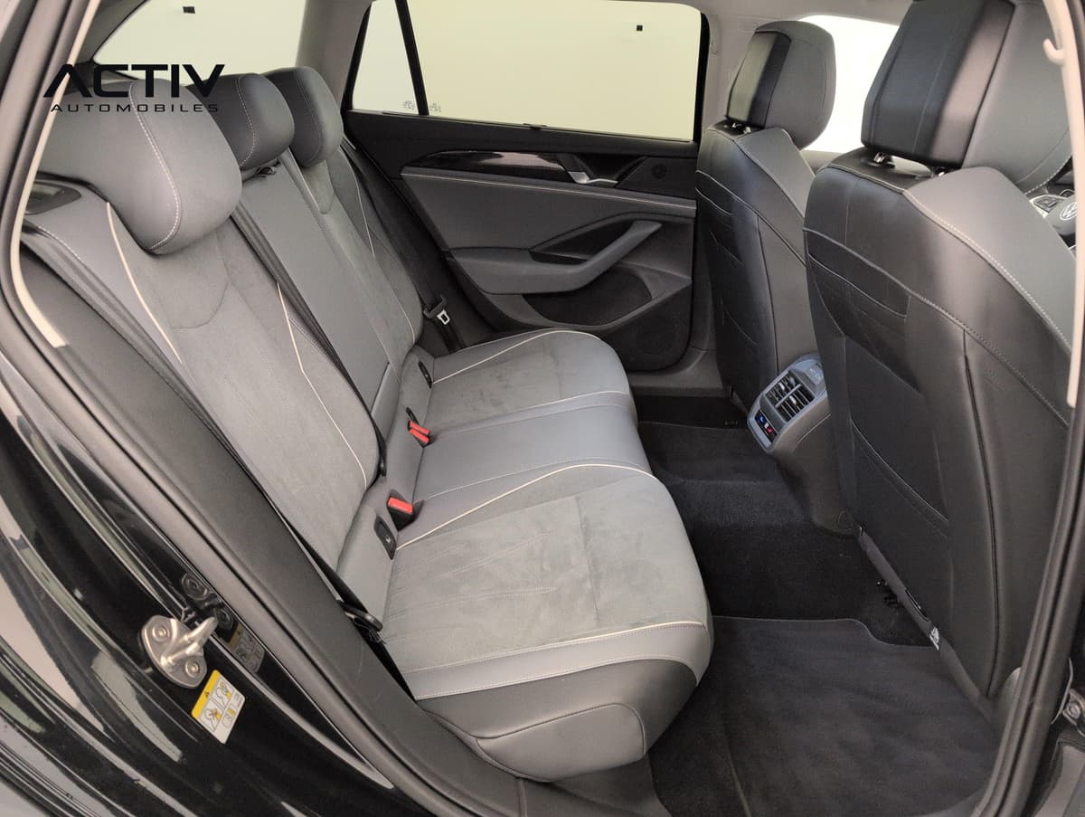 Volkswagen Passat : banquette arrière grise en microfibre vue par la portière arrière ouverte