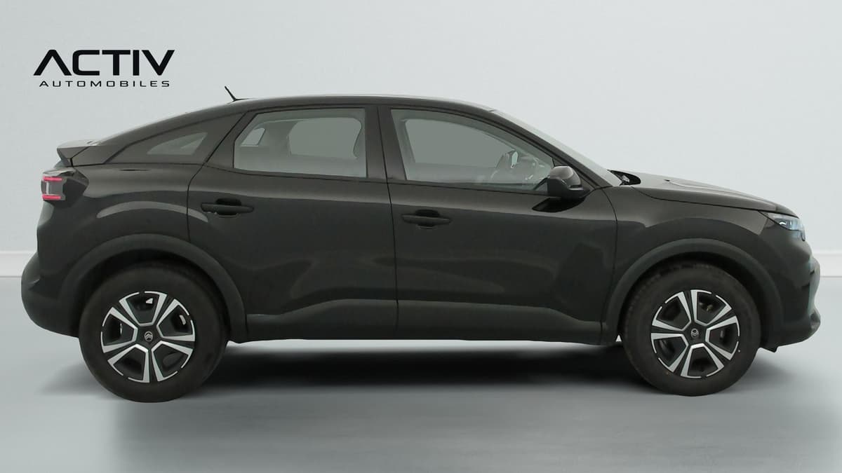 Citroën C4 : profil droit d'un SUV noir avec jantes bicolores et rétroviseur noir brillant