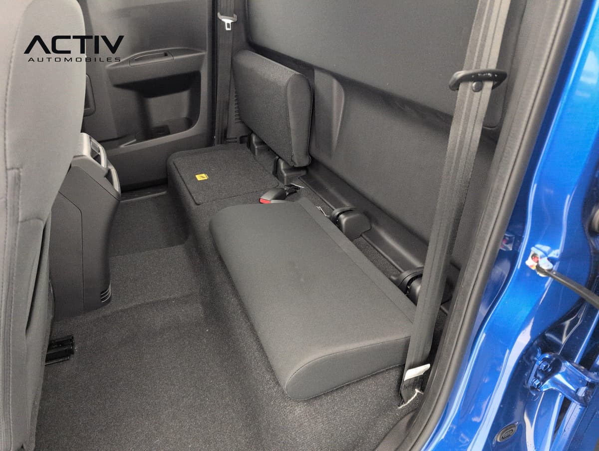 Isuzu D-MAX : assise arrière relevable en tissu gris foncé vue par la portière ouverte