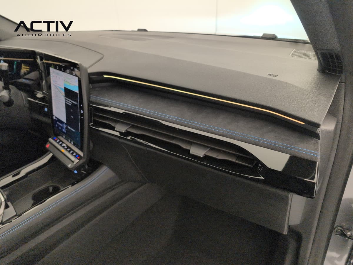 Renault Austral : côté passager de la planche de bord avec surpiqûres bleues et liseré lumineux