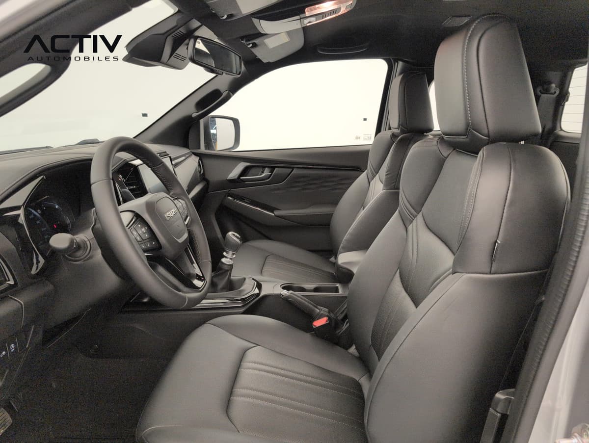 Isuzu D-MAX : habitacle avant côté conducteur avec sièges noirs et levier de vitesses manuel