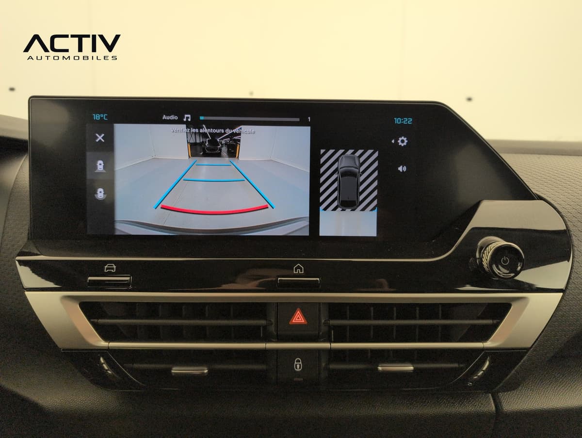 Citroën C4 : écran tactile affichant l'image de la caméra de recul avec lignes de guidage