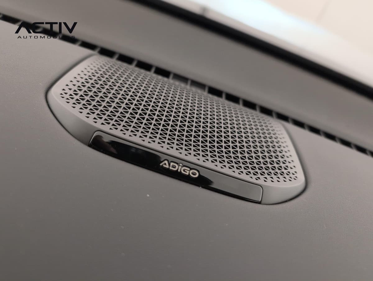 Aion V : haut-parleur à grille perforée intégré au haut de la planche de bord