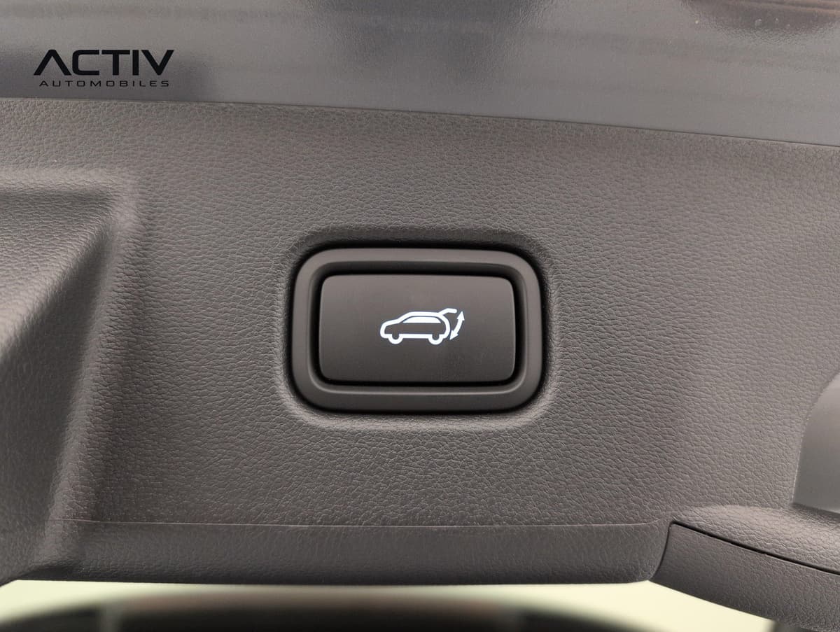Hyundai Tucson : bouton de fermeture du hayon sur la garniture intérieure du coffre