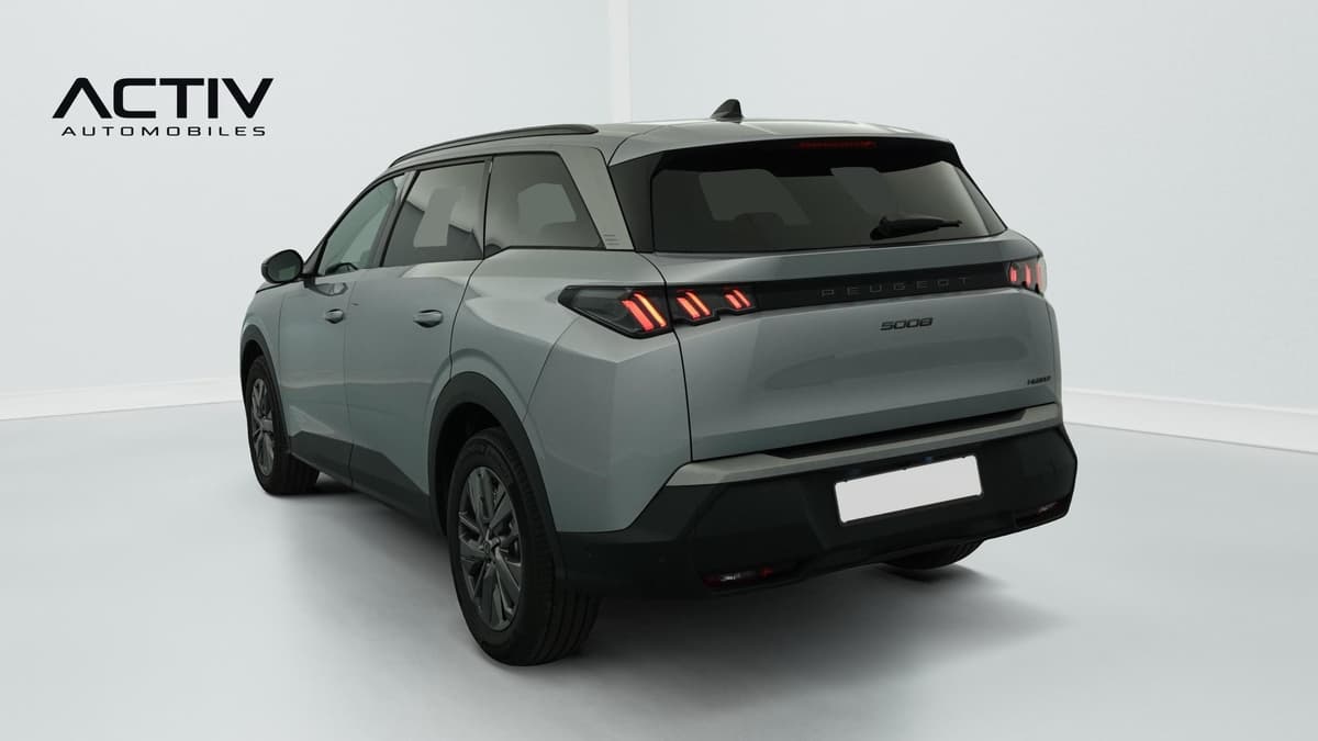 Peugeot 5008 : arrière trois quarts gauche avec feux à LED, barres de toit et jantes alliage