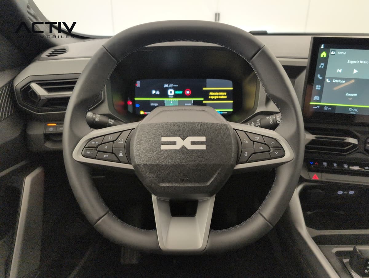 Dacia Bigster Hybrid : volant avec commandes au volant et tableau de bord digital derrière