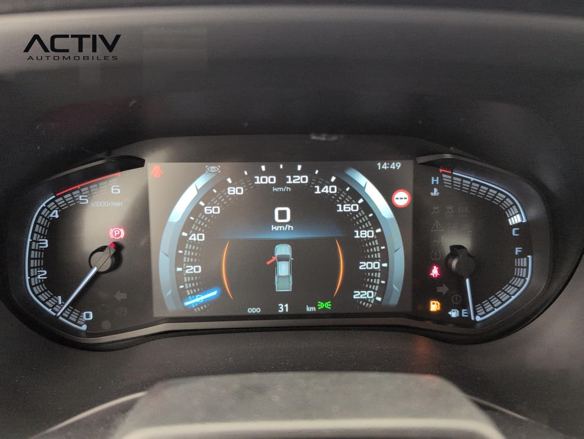 Isuzu D-MAX : combiné d'instruments avec écran couleur entre compteur et jauges