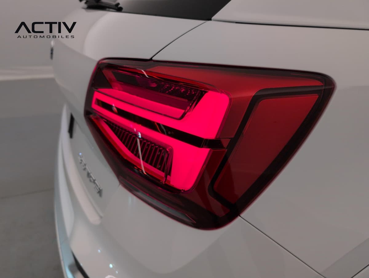 Audi Q2 : feu arrière allumé à signature lumineuse rouge, vu de près