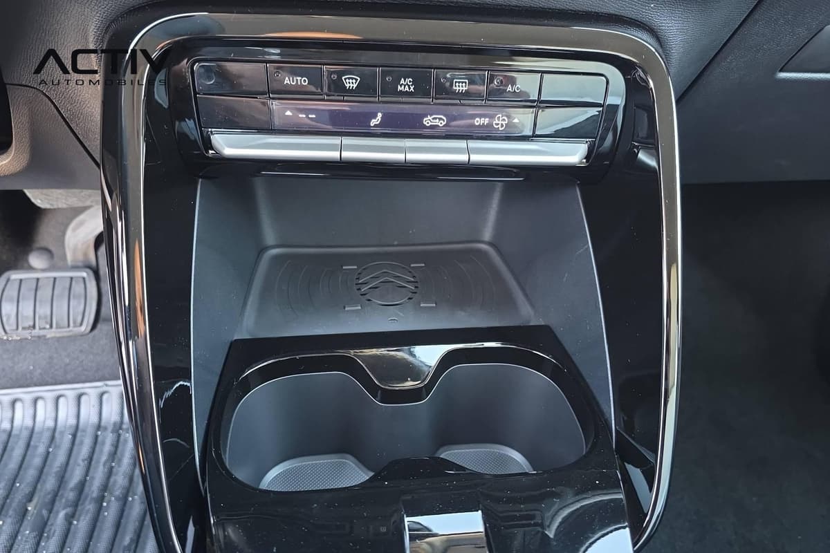 Citroën C3 Aircross : commandes de climatisation au-dessus d'un chargeur sans fil et de porte-gobelets
