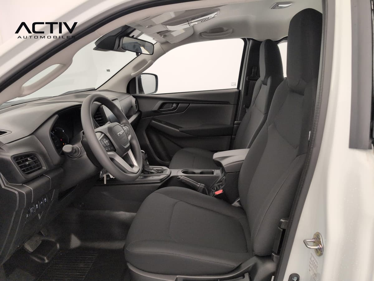 Isuzu D-MAX : habitacle avant côté conducteur avec sièges en tissu noir et volant