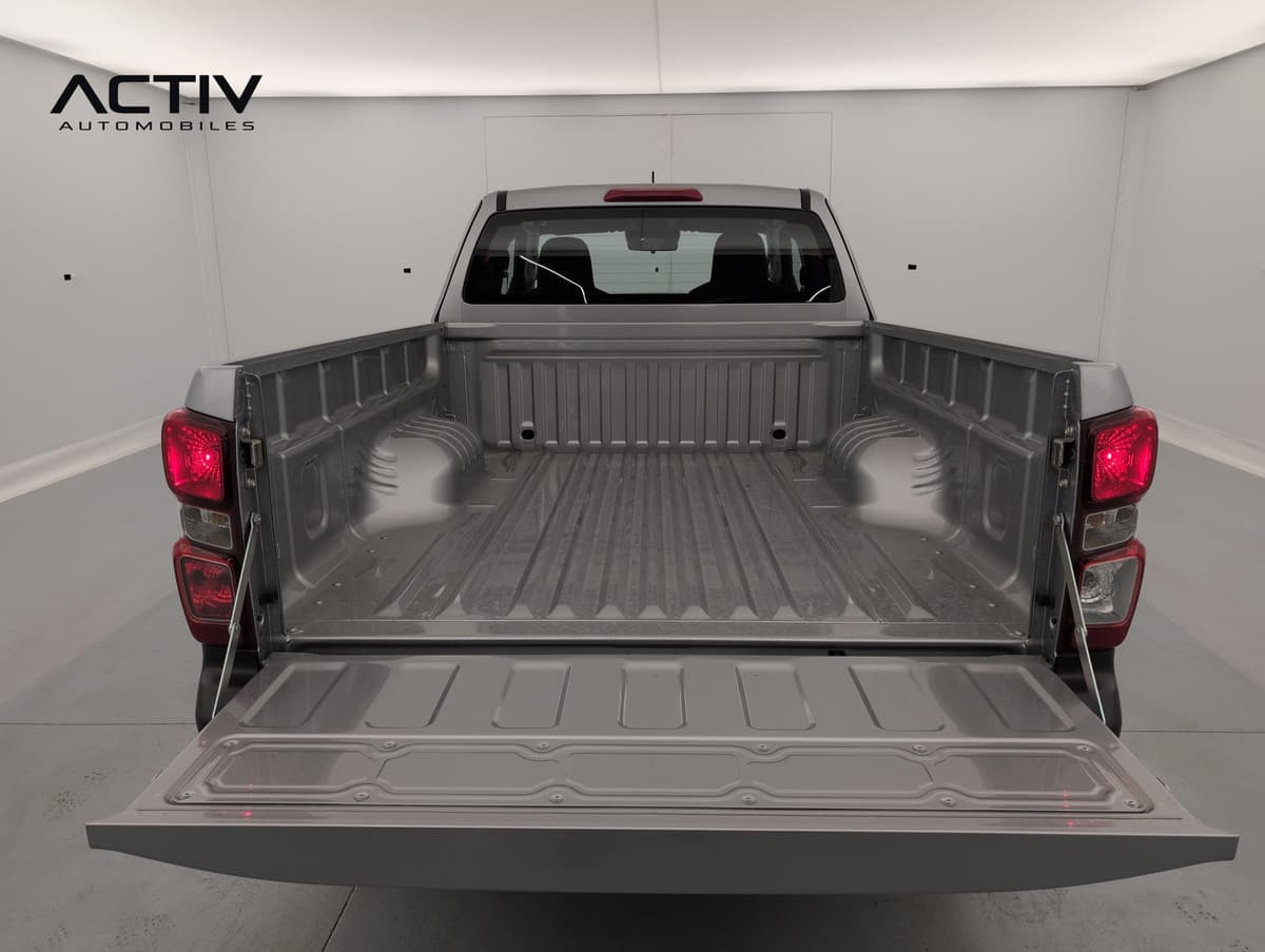 Isuzu D-MAX : plateau de pick-up vide avec hayon rabattu et sangles de retenue