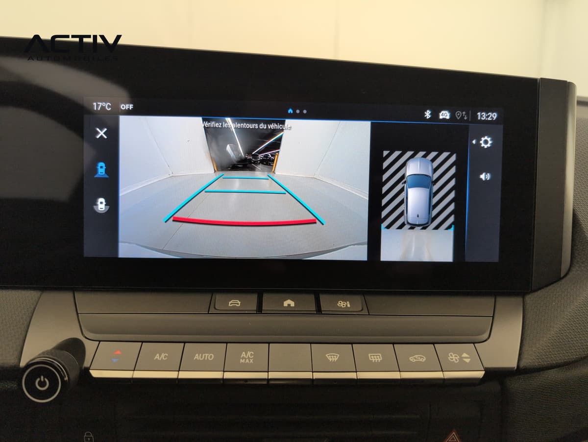 Opel Astra : image de la caméra de recul sur l'écran tactile avec lignes de guidage