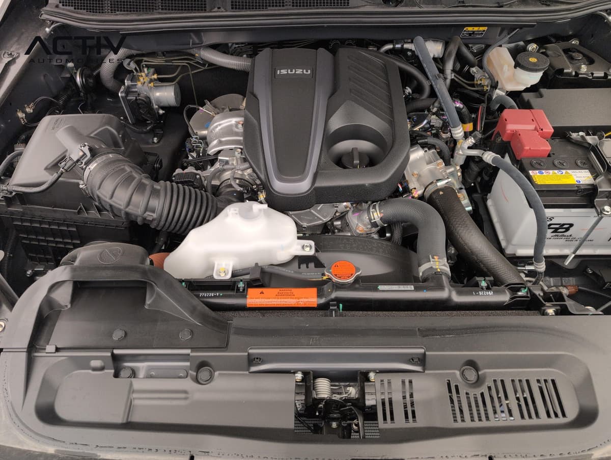 Isuzu D-MAX : compartiment moteur diesel propre avec cache moteur, batterie et vase d'expansion