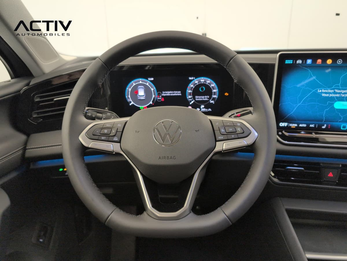 Volkswagen Tiguan : volant multifonction avec commandes au volant devant l'écran du combiné