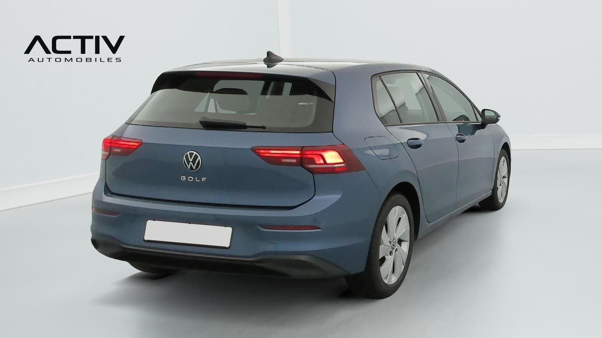 Volkswagen Golf 8 : vue arrière trois quarts droit avec feux à LED et jantes alliage