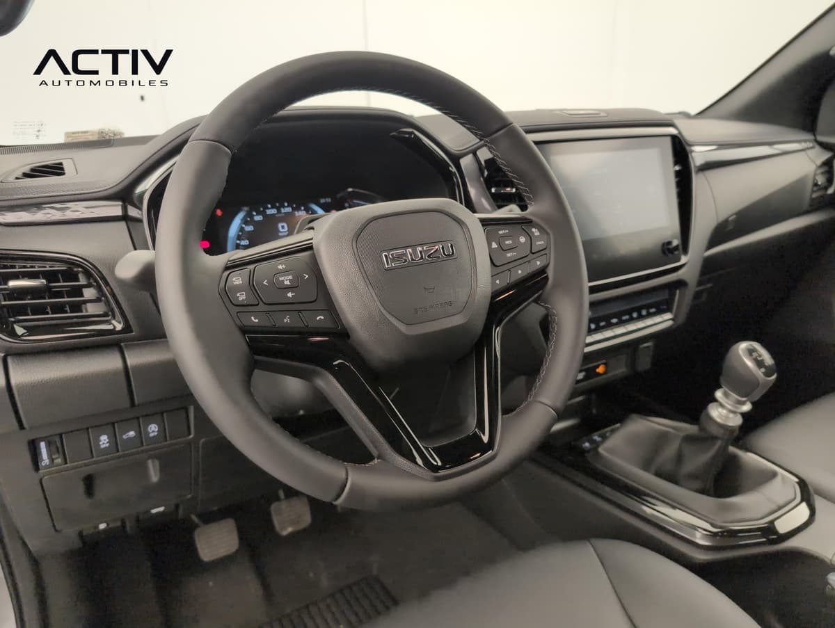 Isuzu D-MAX : poste de conduite avec volant multifonction et levier de vitesses manuel