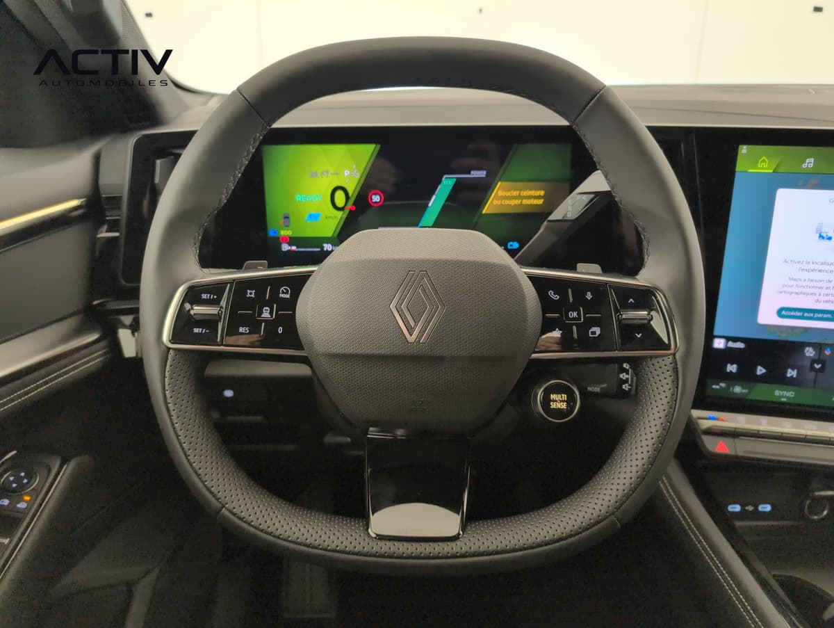 Renault Austral : volant avec commandes au pouce, palettes et tableau de bord numérique derrière
