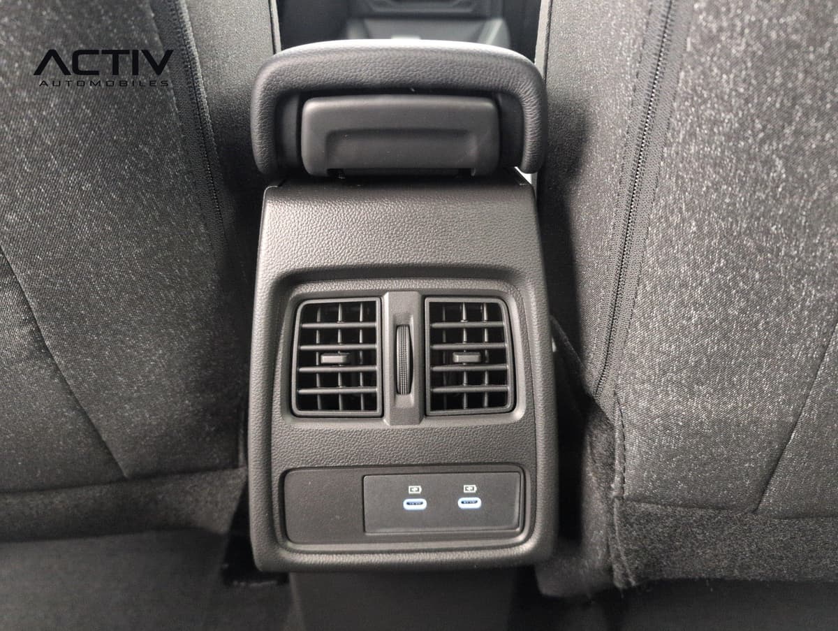 Renault Captur : aérateurs arrière et deux prises USB-C à l'arrière de la console centrale