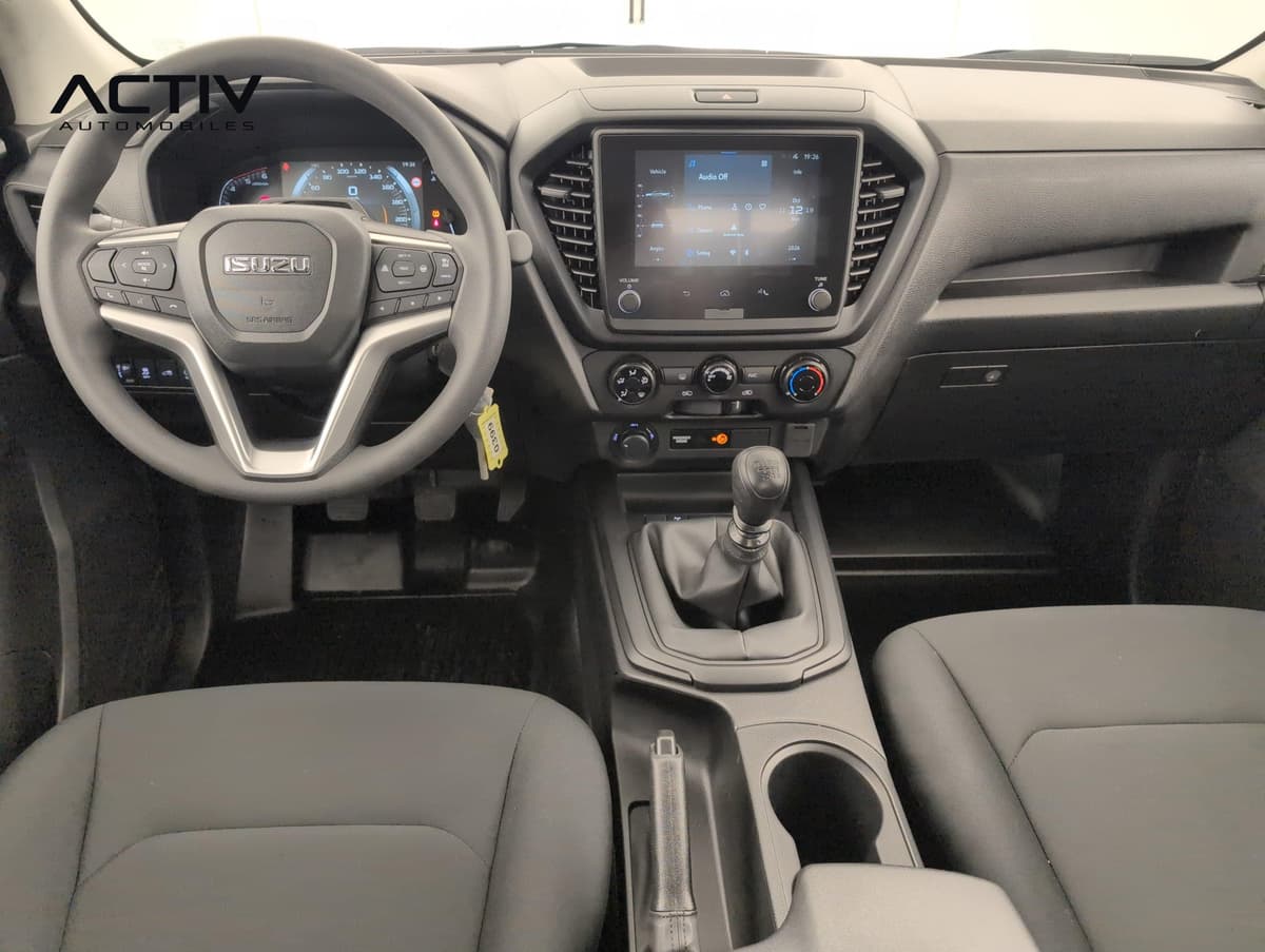 Isuzu D-MAX : planche de bord avec écran tactile, volant et levier de vitesses manuel