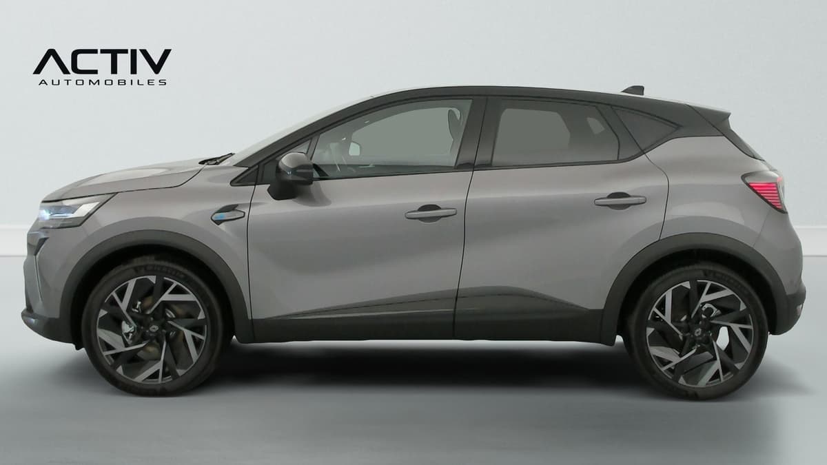 Renault Captur : profil gauche du SUV gris avec toit noir et grandes jantes aluminium