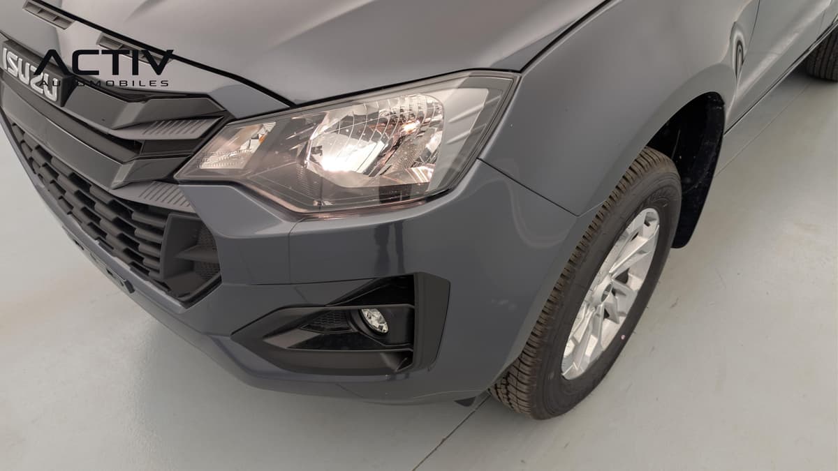 Isuzu D-MAX : phare avant halogène et antibrouillard, vus de près côté gauche