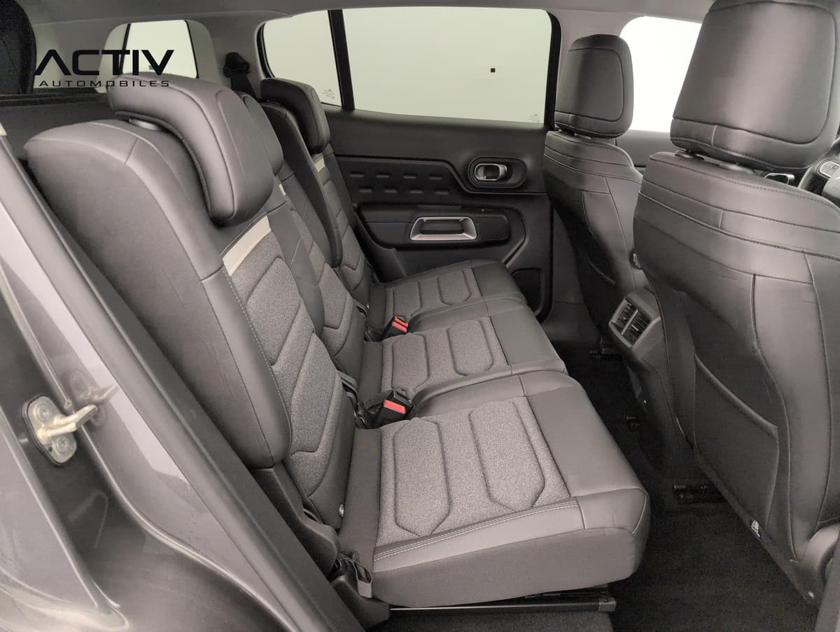 Citroën C5 Aircross : trois sièges arrière indépendants en tissu et simili noirs, vus par la portière ouverte