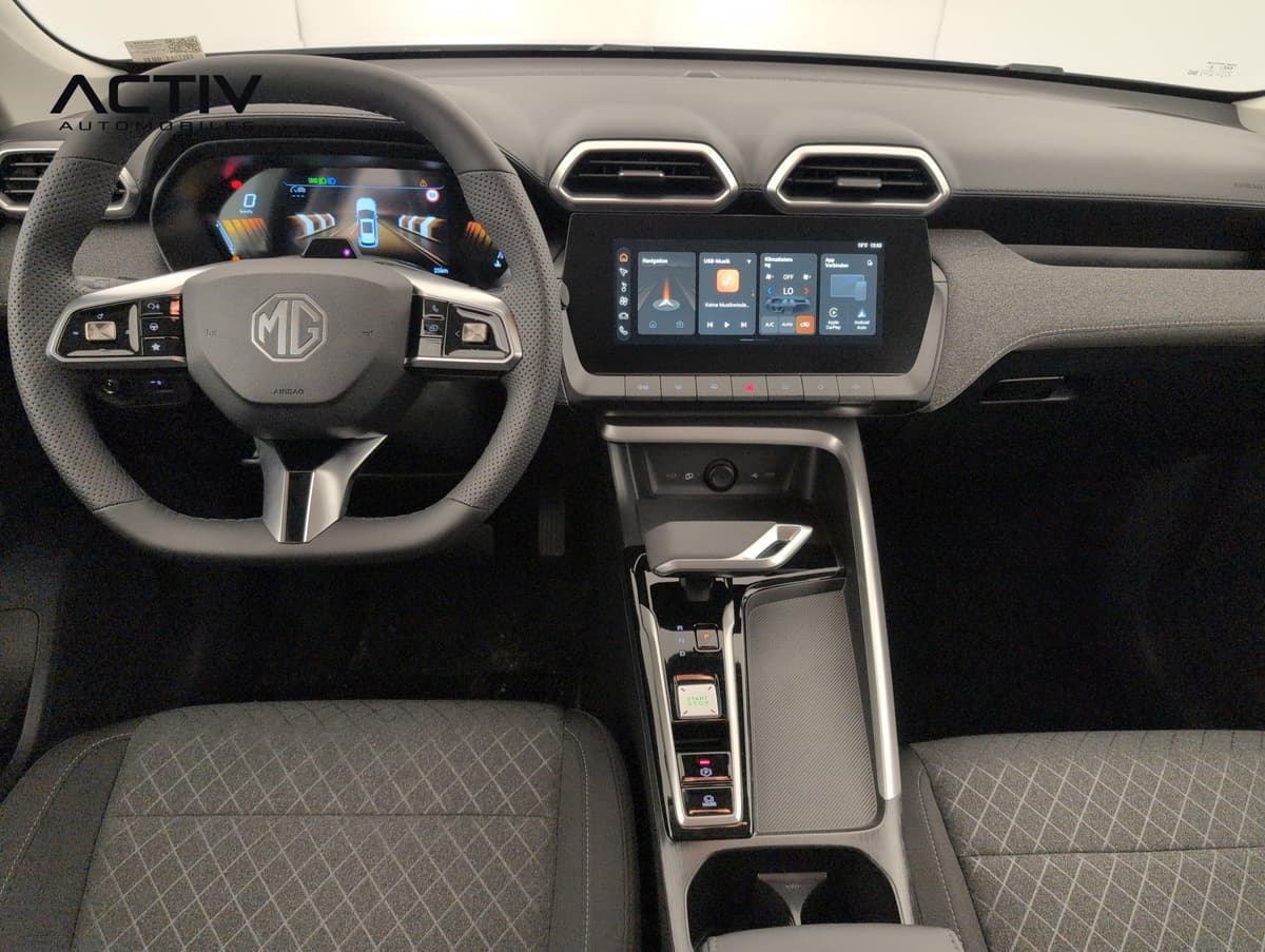 Mg ZS : planche de bord avec volant, compteur numérique, écran tactile et console centrale