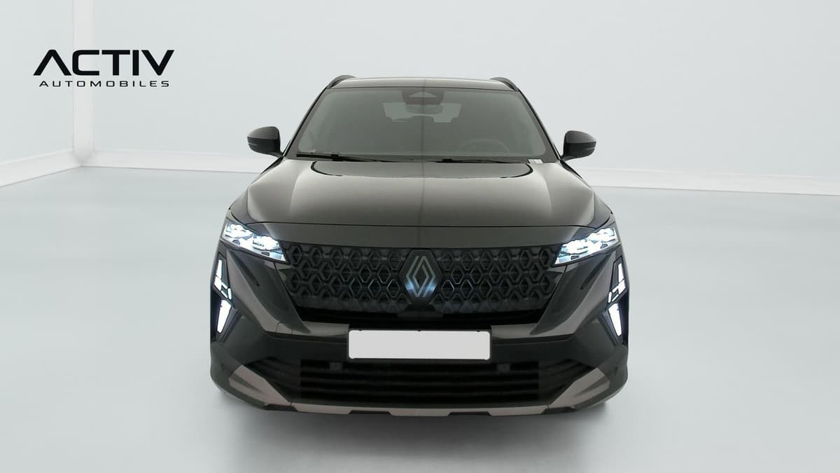 Renault Austral : face avant noire avec calandre à motif losanges et feux de jour à LED