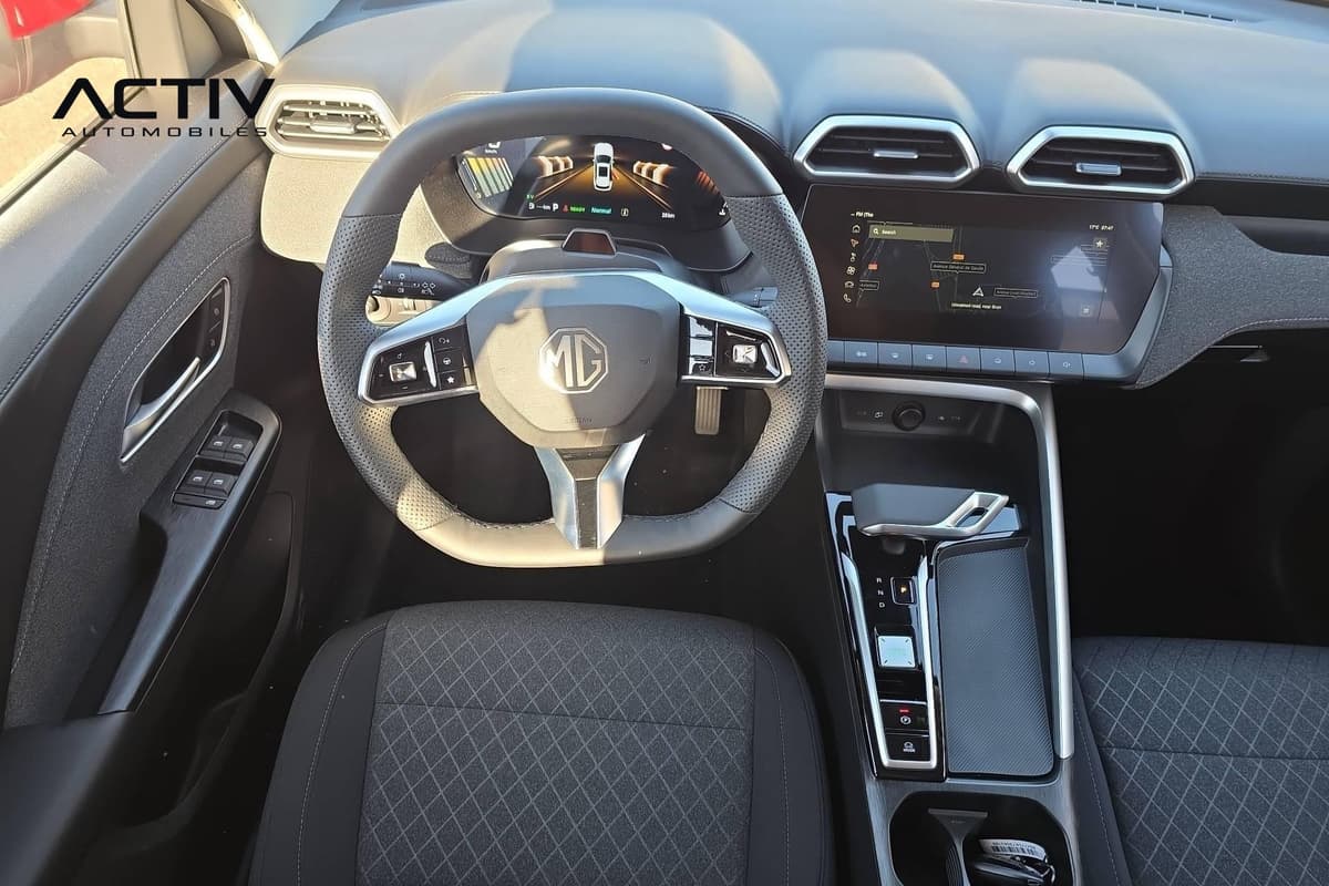 Mg ZS : planche de bord avec volant, compteur numérique, écran tactile et levier de vitesses